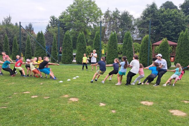 Dzieci ze świetlic w Brzeziu i Ujeździe aktywnie spędzają czas wakacyjny z @Akwen Sportu, była zabawa, rywalizacja oraz zajęcia kalisteniki