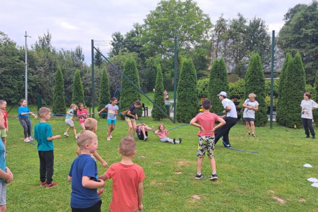 Dzieci ze świetlic w Brzeziu i Ujeździe aktywnie spędzają czas wakacyjny z @Akwen Sportu, była zabawa, rywalizacja oraz zajęcia kalisteniki