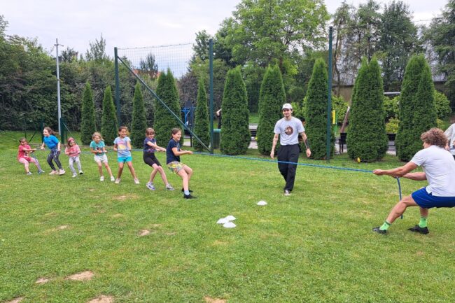 Dzieci ze świetlic w Brzeziu i Ujeździe aktywnie spędzają czas wakacyjny z @Akwen Sportu, była zabawa, rywalizacja oraz zajęcia kalisteniki