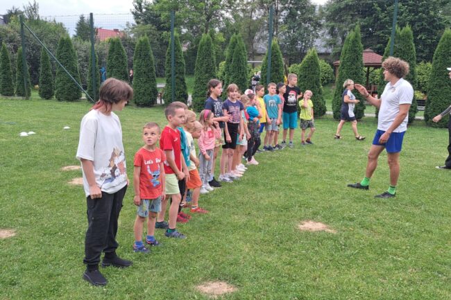 Dzieci ze świetlic w Brzeziu i Ujeździe aktywnie spędzają czas wakacyjny z @Akwen Sportu, była zabawa, rywalizacja oraz zajęcia kalisteniki