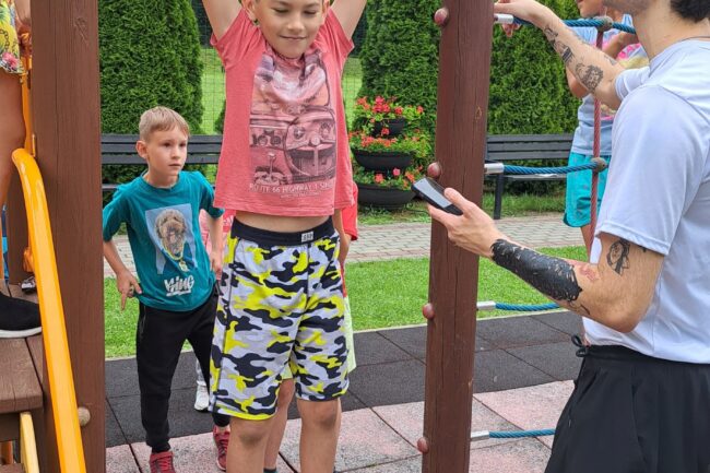 Dzieci ze świetlic w Brzeziu i Ujeździe aktywnie spędzają czas wakacyjny z @Akwen Sportu, była zabawa, rywalizacja oraz zajęcia kalisteniki