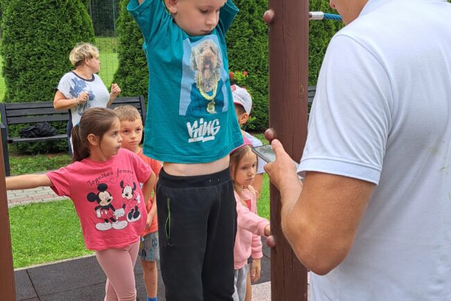 Dzieci ze świetlic w Brzeziu i Ujeździe aktywnie spędzają czas wakacyjny z @Akwen Sportu, była zabawa, rywalizacja oraz zajęcia kalisteniki