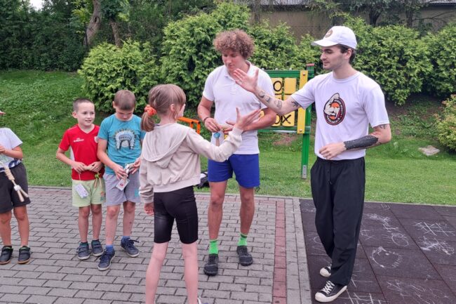 Dzieci ze świetlic w Brzeziu i Ujeździe aktywnie spędzają czas wakacyjny z @Akwen Sportu, była zabawa, rywalizacja oraz zajęcia kalisteniki