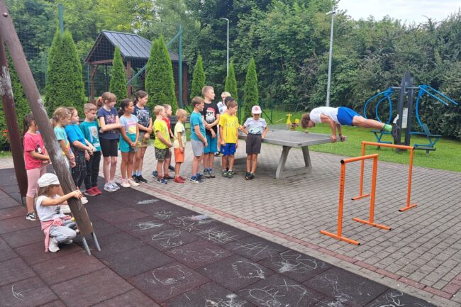 Dzieci ze świetlic w Brzeziu i Ujeździe aktywnie spędzają czas wakacyjny z @Akwen Sportu, była zabawa, rywalizacja oraz zajęcia kalisteniki