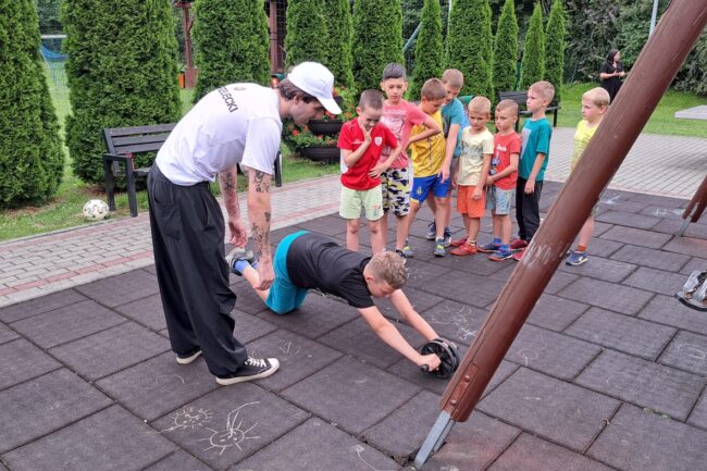 Dzieci ze świetlic w Brzeziu i Ujeździe aktywnie spędzają czas wakacyjny z @Akwen Sportu, była zabawa, rywalizacja oraz zajęcia kalisteniki