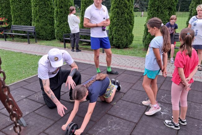Dzieci ze świetlic w Brzeziu i Ujeździe aktywnie spędzają czas wakacyjny z @Akwen Sportu, była zabawa, rywalizacja oraz zajęcia kalisteniki