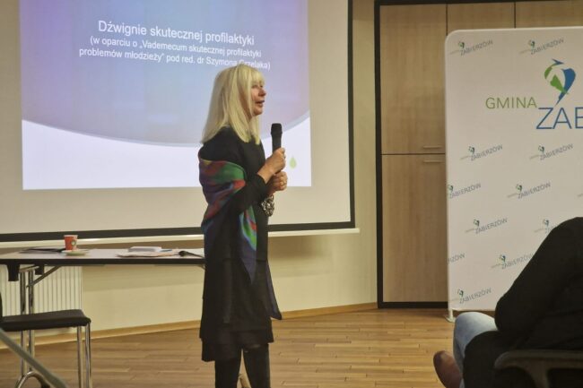 Konferencja poświęcona przemocy psychicznej, uzależnieniom i odpowiedzialności karnej z udziałem sędzi Anny Marii Wesołowskiej