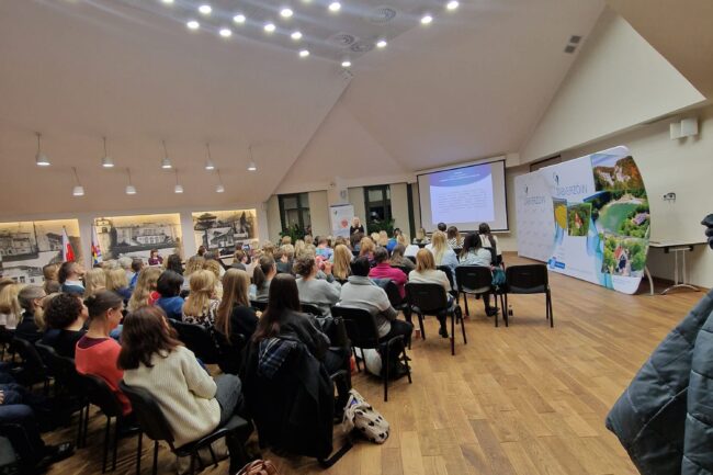 Konferencja poświęcona przemocy psychicznej, uzależnieniom i odpowiedzialności karnej z udziałem sędzi Anny Marii Wesołowskiej
