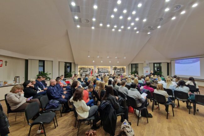 Konferencja poświęcona przemocy psychicznej, uzależnieniom i odpowiedzialności karnej z udziałem sędzi Anny Marii Wesołowskiej