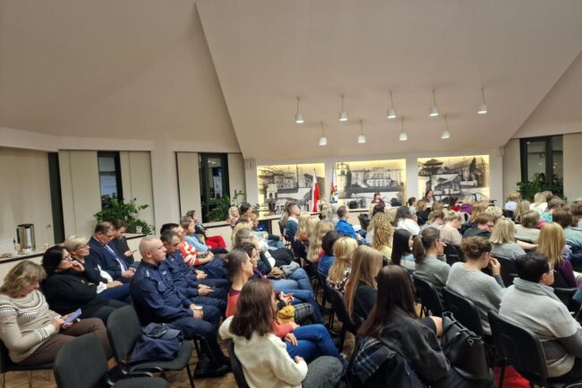 Konferencja poświęcona przemocy psychicznej, uzależnieniom i odpowiedzialności karnej z udziałem sędzi Anny Marii Wesołowskiej