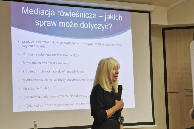 Konferencja poświęcona przemocy psychicznej, uzależnieniom i odpowiedzialności karnej z udziałem sędzi Anny Marii Wesołowskiej