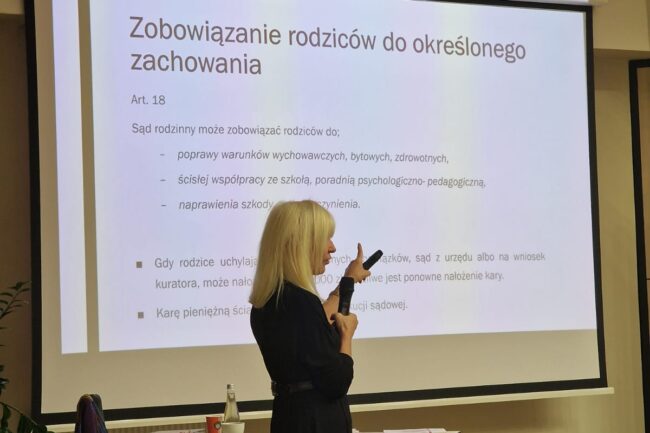 Konferencja poświęcona przemocy psychicznej, uzależnieniom i odpowiedzialności karnej z udziałem sędzi Anny Marii Wesołowskiej