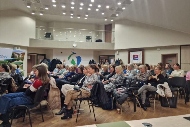 Konferencja poświęcona przemocy psychicznej, uzależnieniom i odpowiedzialności karnej z udziałem sędzi Anny Marii Wesołowskiej