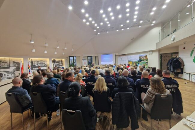 Konferencja poświęcona przemocy psychicznej, uzależnieniom i odpowiedzialności karnej z udziałem sędzi Anny Marii Wesołowskiej