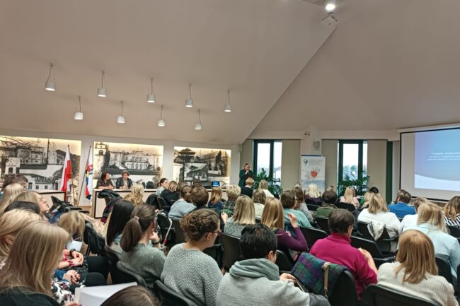 Konferencja poświęcona przemocy psychicznej, uzależnieniom i odpowiedzialności karnej z udziałem sędzi Anny Marii Wesołowskiej
