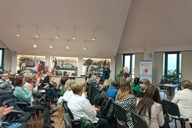 Konferencja poświęcona przemocy psychicznej, uzależnieniom i odpowiedzialności karnej z udziałem sędzi Anny Marii Wesołowskiej