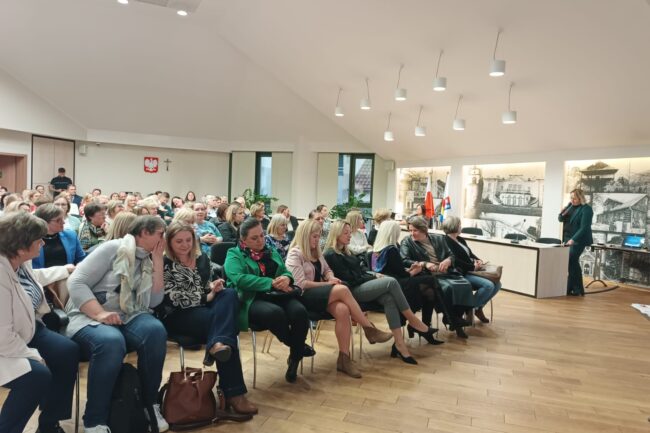 Konferencja poświęcona przemocy psychicznej, uzależnieniom i odpowiedzialności karnej z udziałem sędzi Anny Marii Wesołowskiej