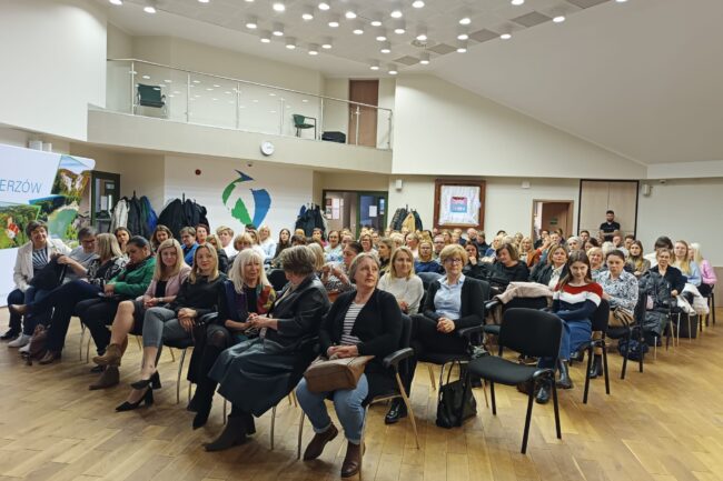 Konferencja poświęcona przemocy psychicznej, uzależnieniom i odpowiedzialności karnej z udziałem sędzi Anny Marii Wesołowskiej