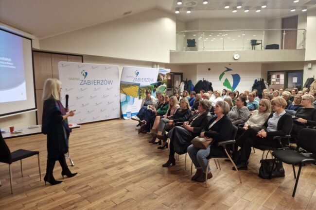Konferencja poświęcona przemocy psychicznej, uzależnieniom i odpowiedzialności karnej z udziałem sędzi Anny Marii Wesołowskiej