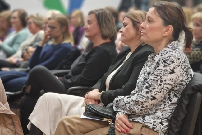 Konferencja poświęcona przemocy psychicznej, uzależnieniom i odpowiedzialności karnej z udziałem sędzi Anny Marii Wesołowskiej