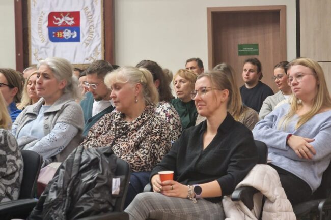 Konferencja poświęcona przemocy psychicznej, uzależnieniom i odpowiedzialności karnej z udziałem sędzi Anny Marii Wesołowskiej
