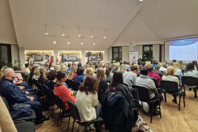 Konferencja poświęcona przemocy psychicznej, uzależnieniom i odpowiedzialności karnej z udziałem sędzi Anny Marii Wesołowskiej