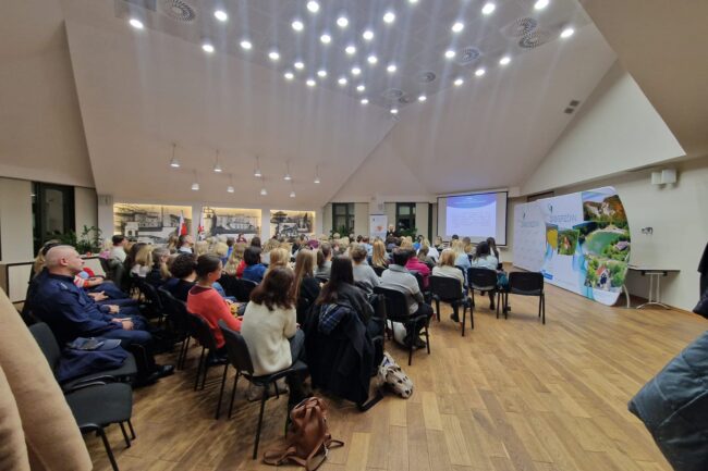 Konferencja poświęcona przemocy psychicznej, uzależnieniom i odpowiedzialności karnej z udziałem sędzi Anny Marii Wesołowskiej